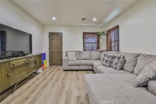 13912 Regentview Ave in Bellflower, CA - Building Photo