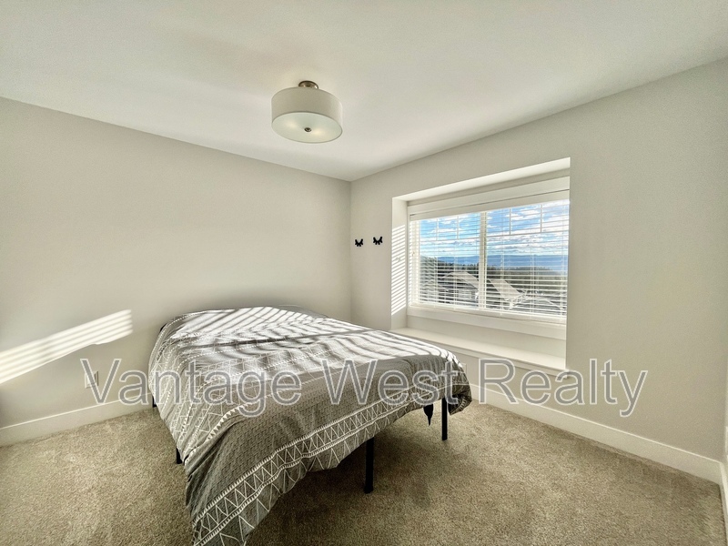 2460 Tallus Heights Dr in West Kelowna, BC - Building Photo