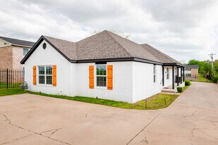 1975 W Deane St in Fayetteville, AR - Building Photo