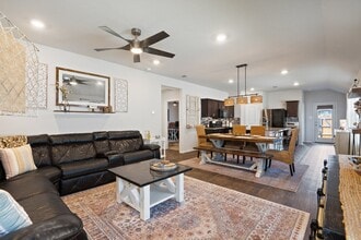 140 Skipping Stone Ln in San Marcos, TX - Building Photo - Building Photo