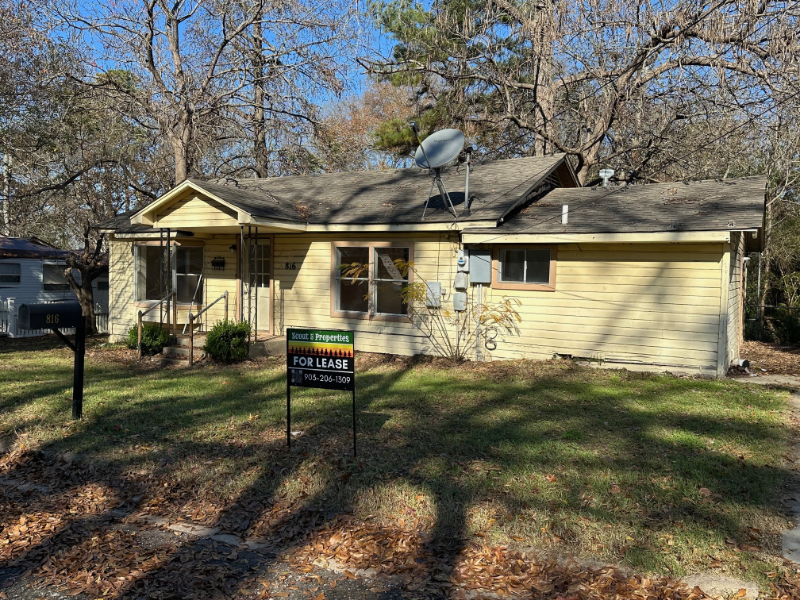 816 2nd St in Gilmer, TX - Building Photo