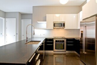 2410 W Bloomingdale Ave in Chicago, IL - Building Photo - Building Photo