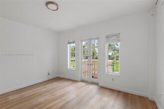 918 Ocean Dr in Miami Beach, FL - Building Photo - Building Photo