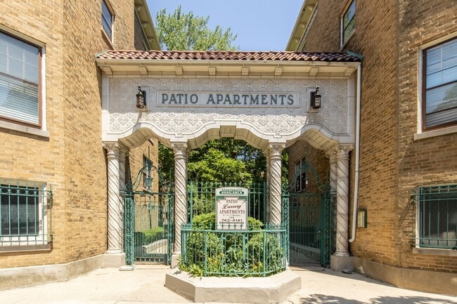 property at 6226 N Clark St