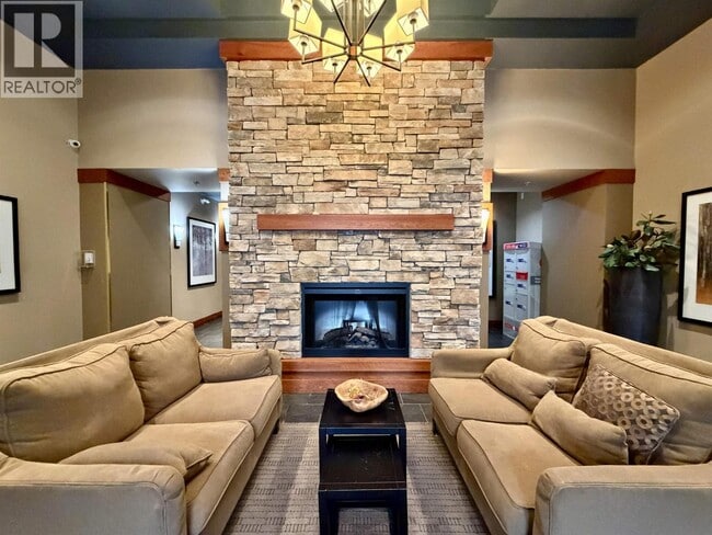 3082 DAYANEE SPRING Blvd in Coquitlam, BC - Building Photo - Building Photo