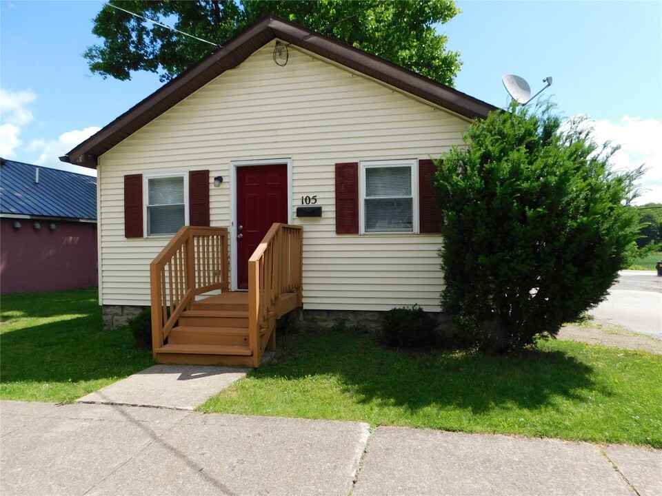 105 Ontario St in Edinboro, PA - Building Photo