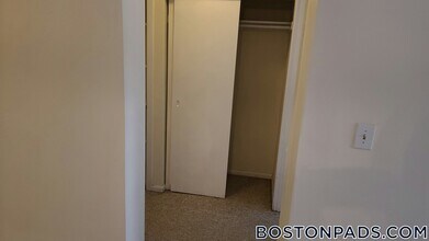 16 Whites Ave, Unit 13 in Watertown, MA - Foto de edificio - Building Photo