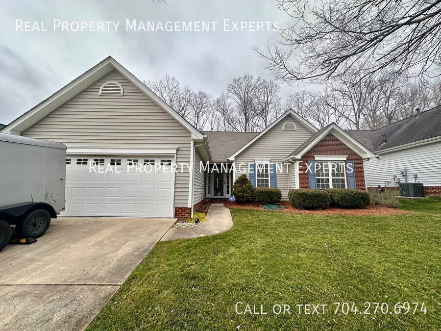 7508 Shadowstone Dr in Charlotte, NC - Foto de edificio