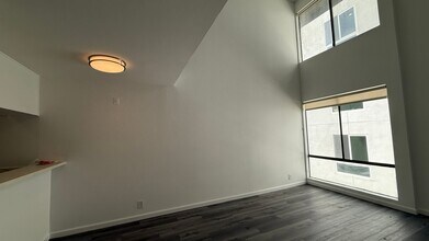 7044 Hawthorn Ave, Unit 307 in Los Angeles, CA - Foto de edificio - Building Photo