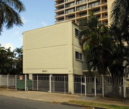 437 Namahana St in Honolulu, HI - Building Photo - Building Photo