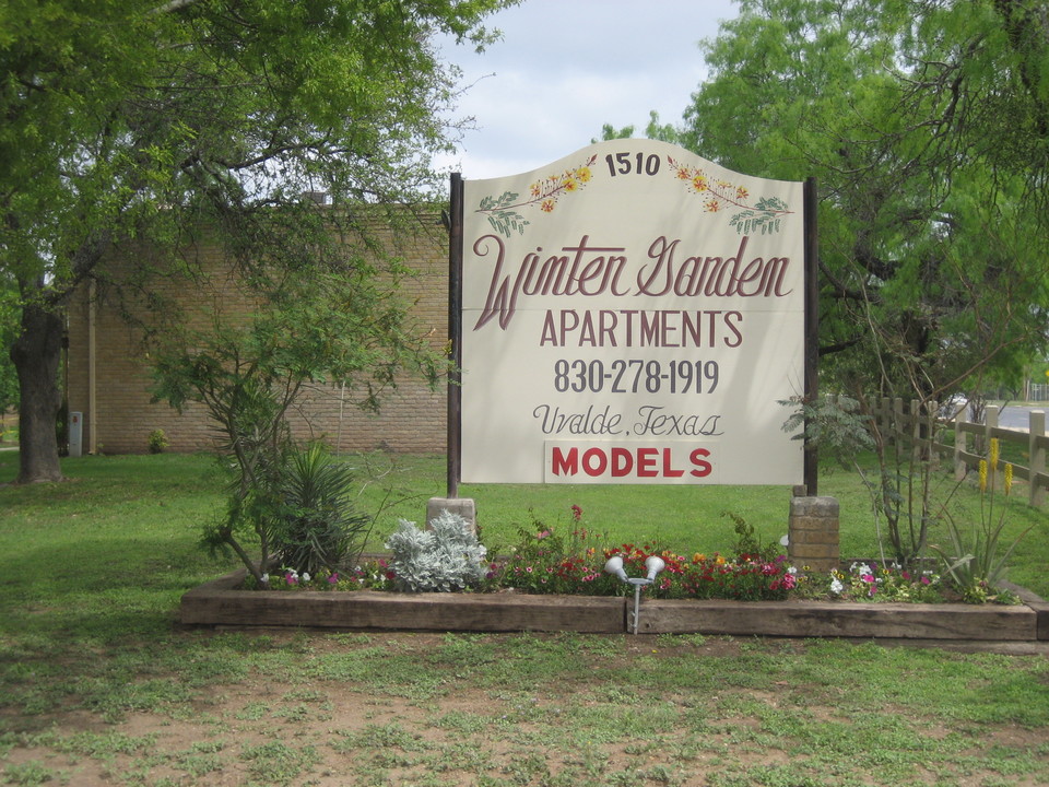 Uvalde Flats in Uvalde, TX - Foto de edificio