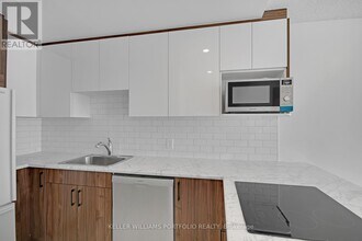 914 Yonge St in Toronto, ON - Building Photo - Building Photo