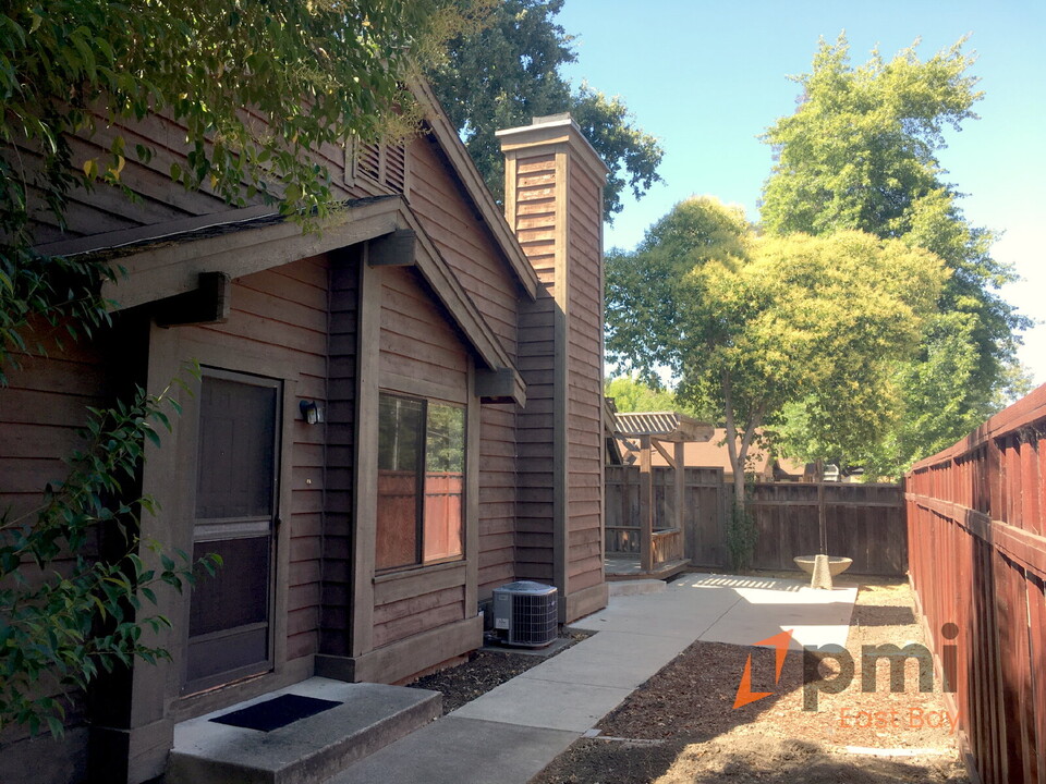 204 Charter Oak Cir in Walnut Creek, CA - Building Photo