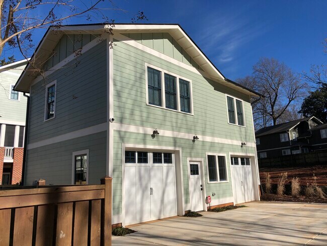 2121 Roslyn Ave