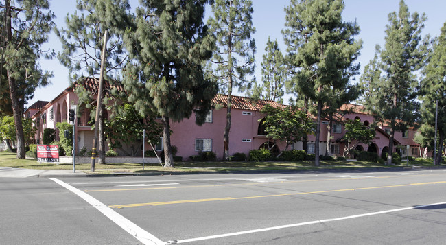 Villa Grande Apartments in Buena Park, CA - Foto de edificio - Building Photo