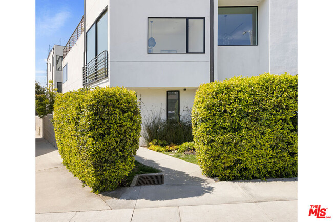 1403 Eagle Vista Dr in Los Angeles, CA - Building Photo - Building Photo