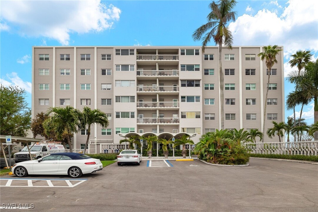 1900 Clifford St in Ft. Myers, FL - Foto de edificio