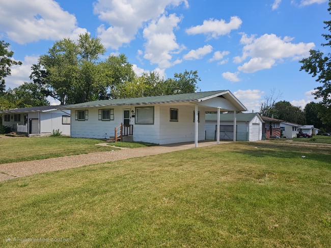 10400 Hobkirk Dr in St. Louis, MO - Building Photo - Building Photo
