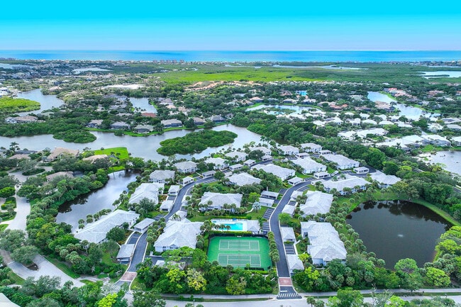4251 Lake Forest Dr in Bonita Springs, FL - Foto de edificio - Building Photo