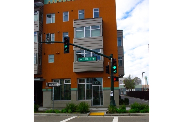 Fox Court Apartments in Oakland, CA - Building Photo - Building Photo