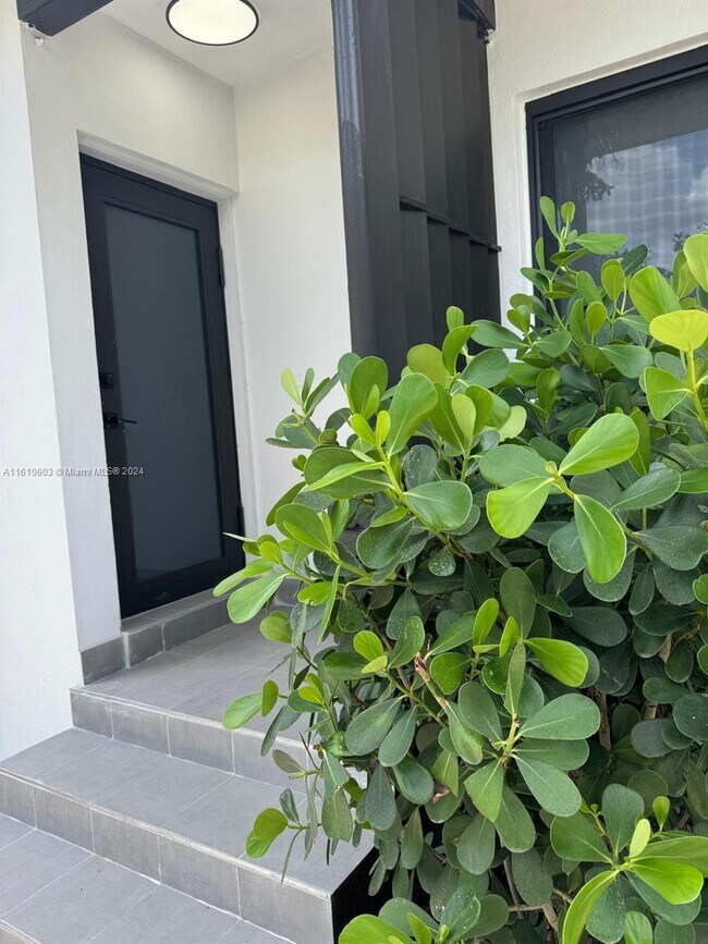 5521 NW 1st Ave-Unit -2 in Miami, FL - Foto de edificio - Building Photo