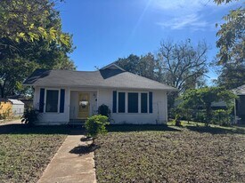 203 Moon St in Cleburne, TX - Building Photo