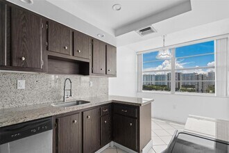18081 Biscayne Blvd in Aventura, FL - Building Photo - Building Photo
