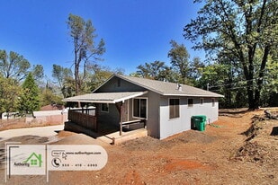 4071 Vallecito St in Shasta Lake, CA - Building Photo