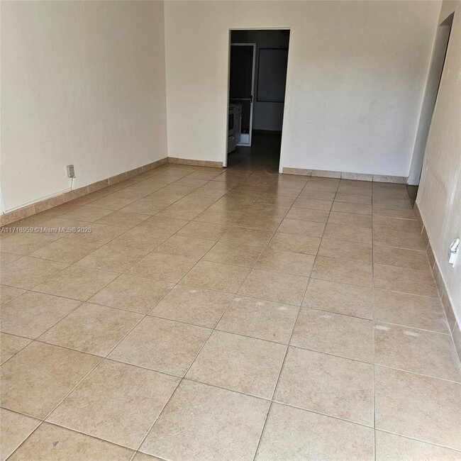 1541 NE 205th Ter in Miami, FL - Building Photo - Building Photo