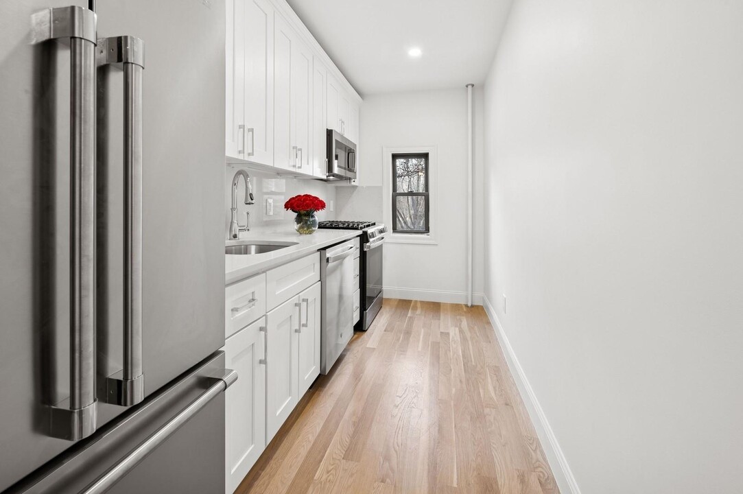 18 Palmer Ave in Bronxville, NY - Building Photo