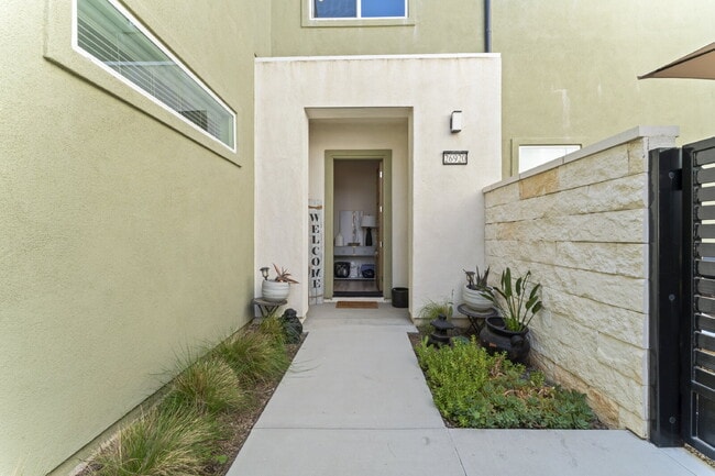 26920 W Winding Trail Ct in Valencia, CA - Building Photo - Building Photo