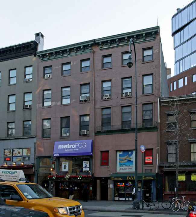 252 W 14th St in New York, NY - Building Photo