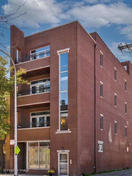 2358 N Damen Ave in Chicago, IL - Building Photo