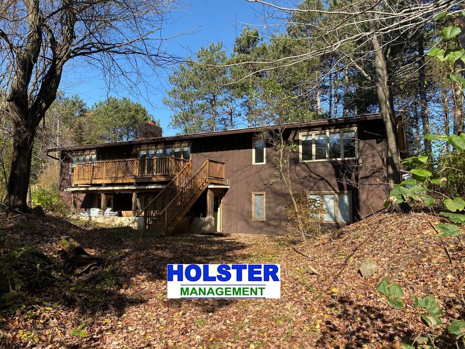 100 E Crabtree Cir in Wausau, WI - Foto de edificio