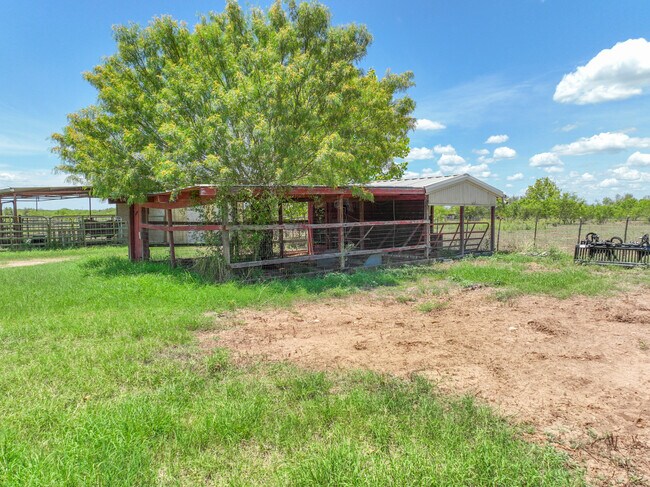 499 Co Rd 342 in Hondo, TX - Building Photo - Building Photo