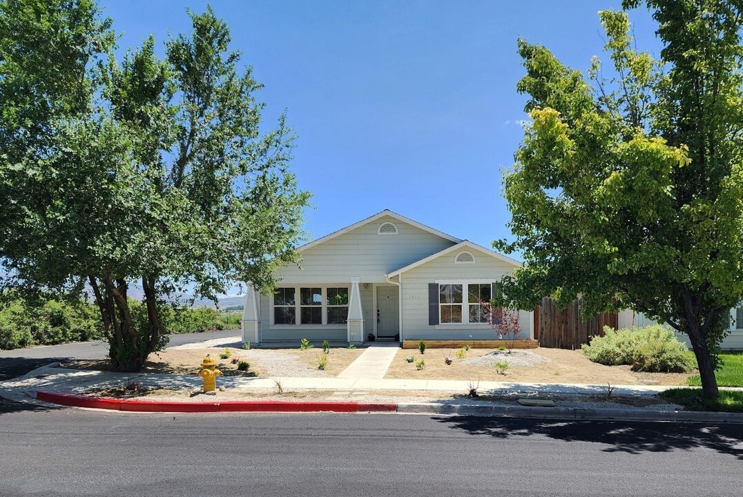 1435 Honey Locust Ave in Gardnerville, NV - Foto de edificio