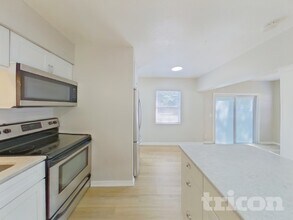 2413 Park St N, Unit 303 in St. Petersburg, FL - Building Photo - Building Photo