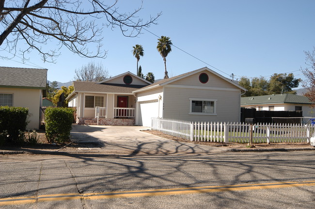 423 Lomita Ave in Ojai, CA - Foto de edificio - Building Photo