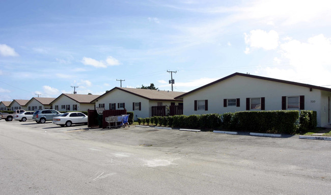 760 NE 46th Ct in Oakland Park, FL - Foto de edificio - Building Photo