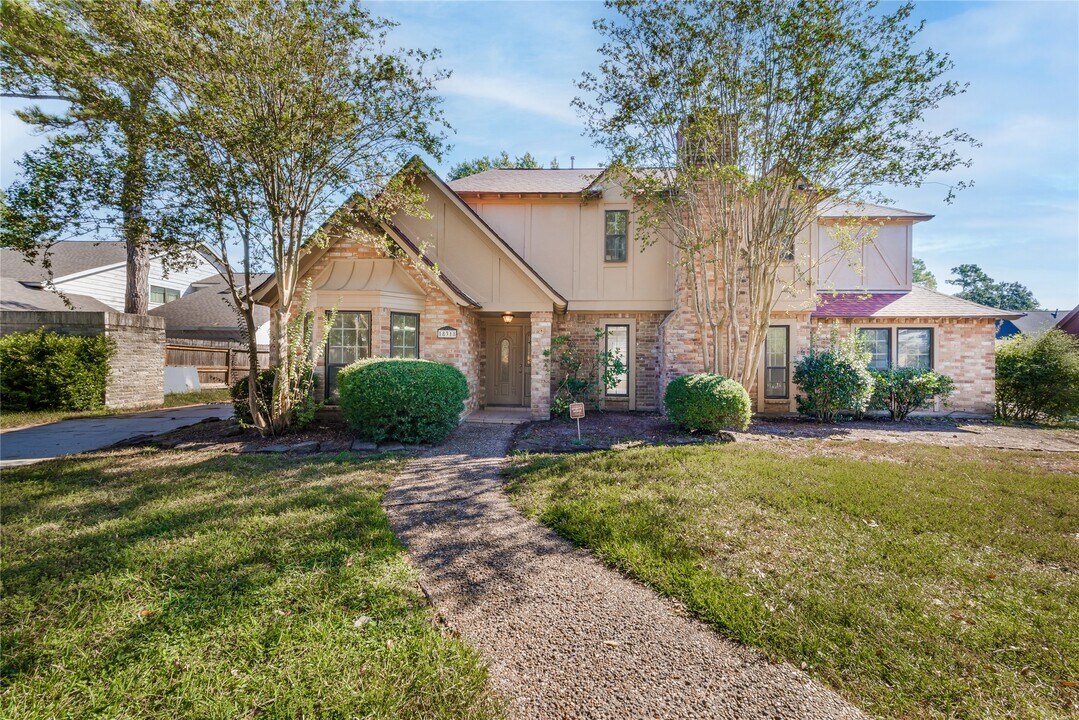 18318 Ella Blvd in Spring, TX - Foto de edificio