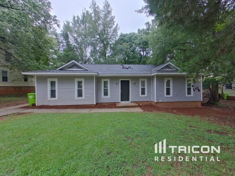 225 Holmsbury Rd in Irmo, SC - Building Photo