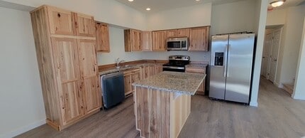 2141 SW 19th St in Redmond, OR - Foto de edificio - Building Photo