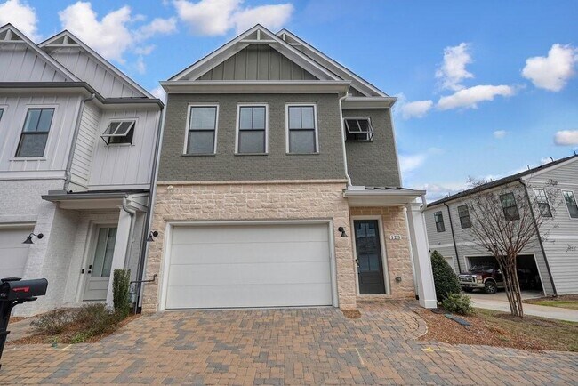 123 Village Green Ave in Woodstock, GA - Building Photo - Building Photo