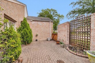 11634 Southlake Dr in Houston, TX - Foto de edificio - Building Photo