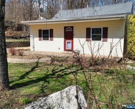 8 Quinton Rd in West Milford, NJ - Building Photo - Building Photo