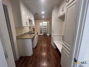 317 S Magnolia Ave in Luling, TX - Building Photo - Building Photo