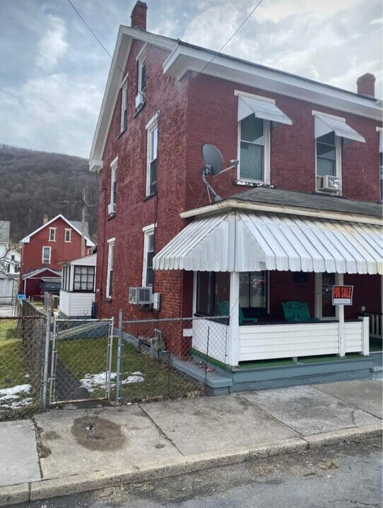 1404 Blair Ave in Tyrone, PA - Foto de edificio