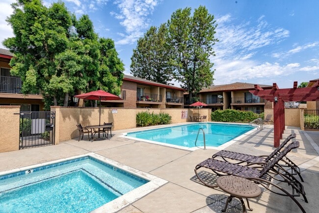 Casa Madrid Apartments in Azusa, CA - Foto de edificio - Building Photo