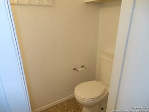 215 Sprucewood Ln-Unit -B in San Antonio, TX - Building Photo - Building Photo