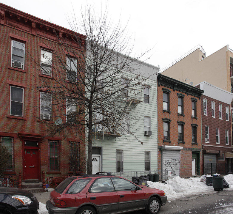 145 Green St in Brooklyn, NY - Building Photo